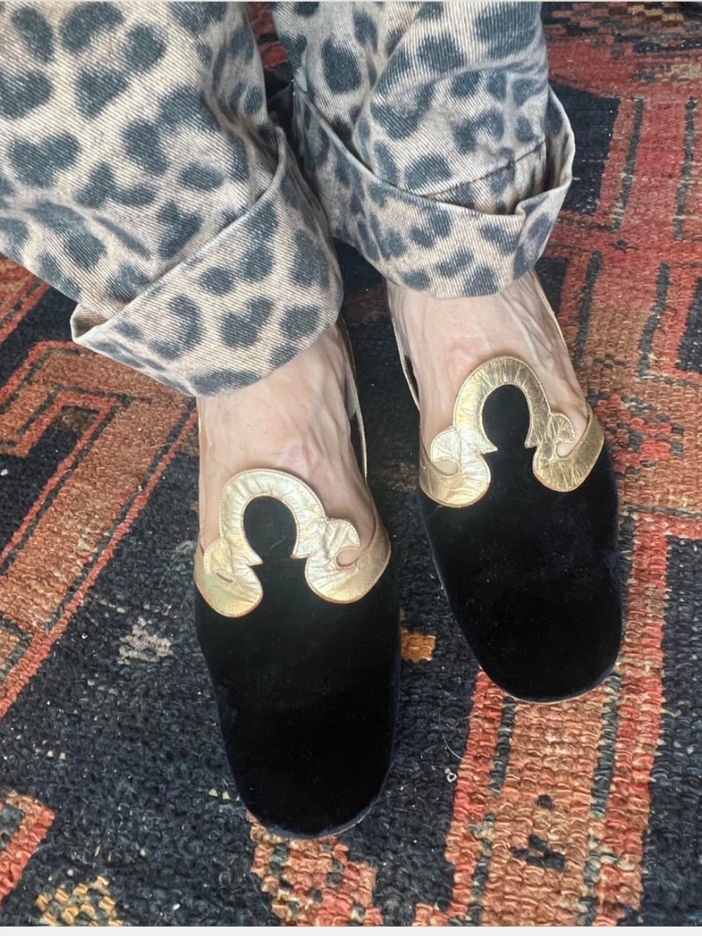 Black velvet slip-on pumps gold metallic  trim old Hollywood style sz10